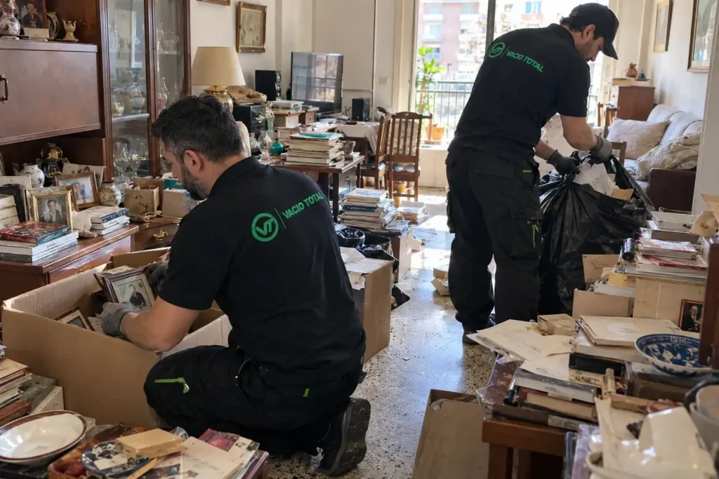Equipo de Vacio Total retirando y embalando objetos acumulados en una vivienda