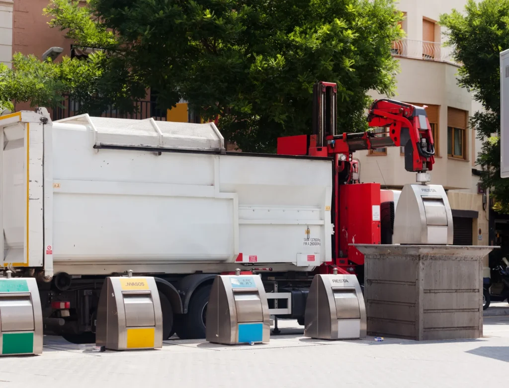 Equipo profesional trabajando en la limpieza de una vivienda con acumulación de objetos