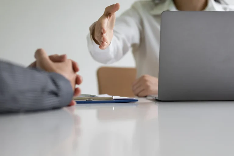 Técnico valorando el trabajo de limpieza necesario en una vivienda
