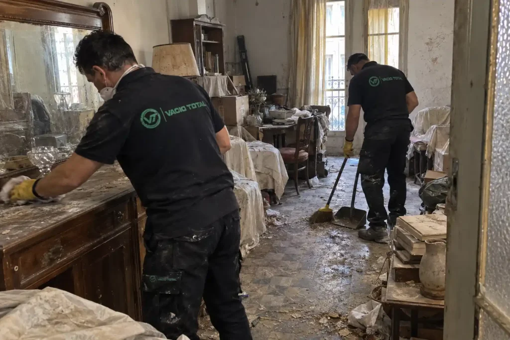 Equipo de Vacio Total limpiando una habitación con suciedad y objetos acumulados