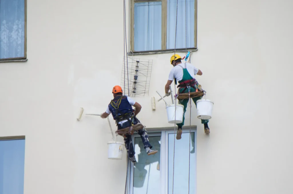 Pintores profesionales trabajando en una vivienda
